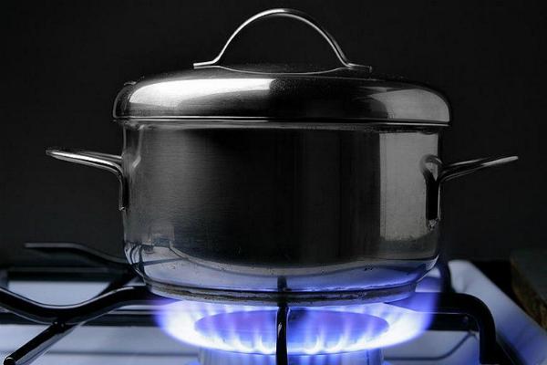 Hầm g&agrave; với măng cho đến khi cạn nước